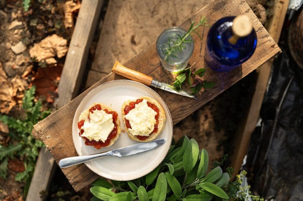Sitheny Scone With Bottle And Knife